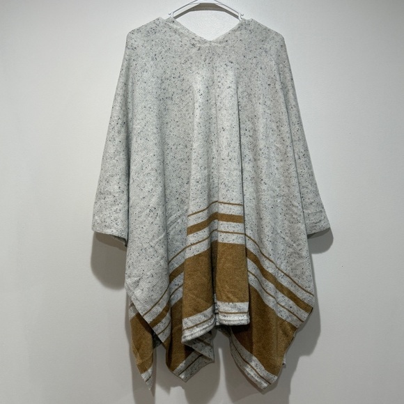 Soft Surroundings Leonnie Shawl Wrap One Size White Wool Blend Topper Poncho - Picture 5 of 6